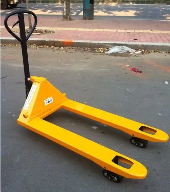 手動(dòng)液壓搬運(yùn)車用于水果批發(fā)市場搬運(yùn)貨物
